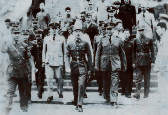 抗战期间，戴笠（左一）陪同蒋介石等检阅重庆特警班。
